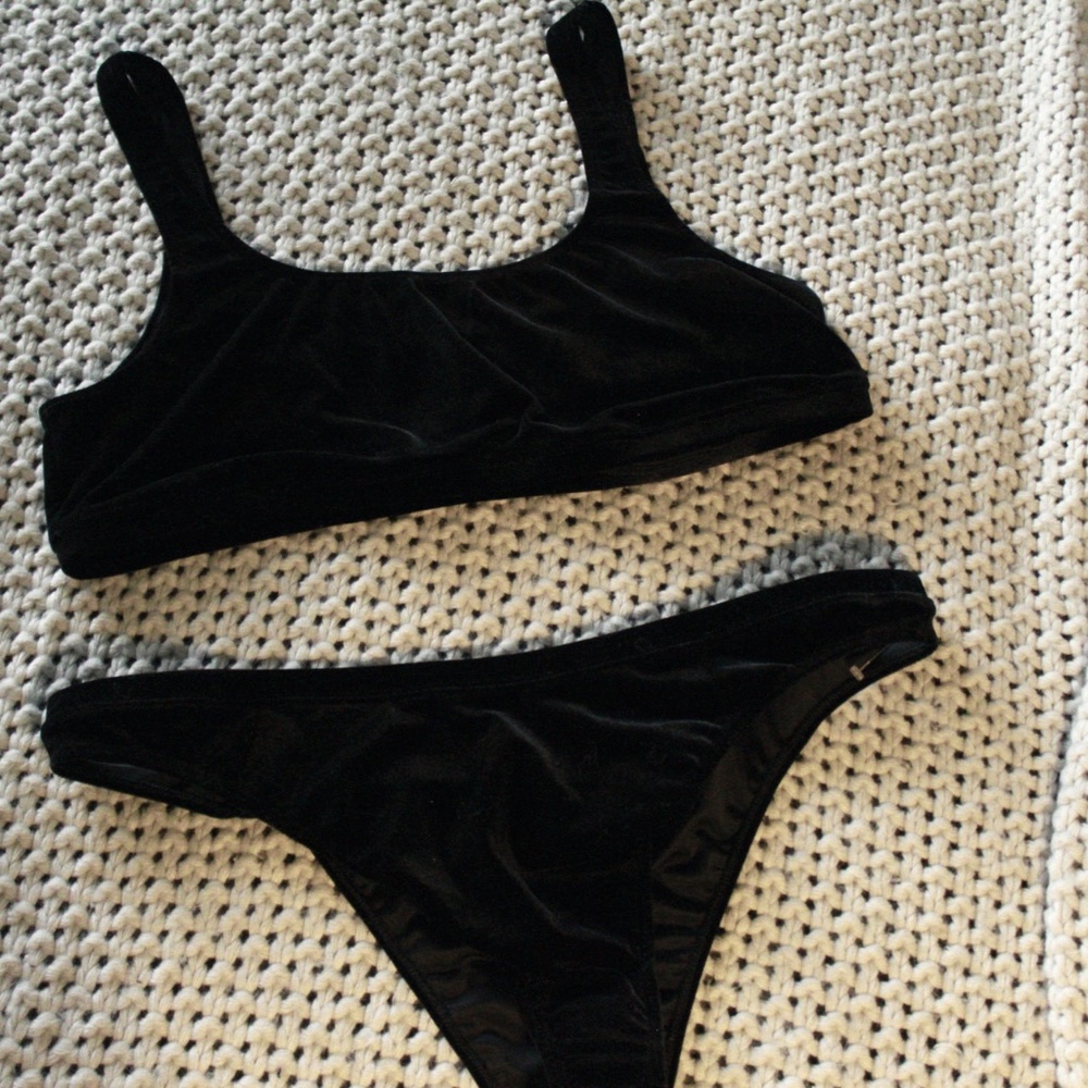 Good American Velvet Crop Top Bottom Set Black 4